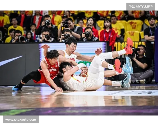 男篮热身赛对抗激烈 廖三宁差点受伤赵睿心态失控引争议 男篮热身赛对抗激烈 廖三宁差点受伤赵睿心态失控引争议